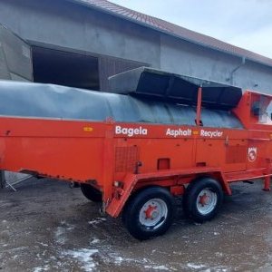foto Bagela 10000 recyklátor 10t/h přívěs s SPZ na asfalt