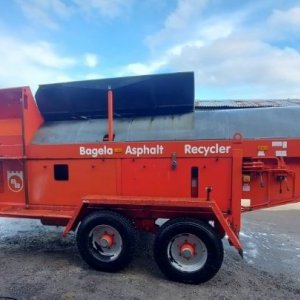 foto Bagela 10000 recyklátor 10t/h přívěs s SPZ na asfalt